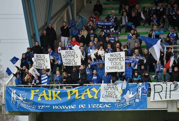 Aktuell Fußball, Frankreich, Ligue 2, Anteilnahme für Opfer des Terroranschlags auf Satiremagazin Charlie Hebdo supporters troyens FOOTBALL : Troyes vs Brest - Ligue 2 - 10 01 2015 AnthonyBIBARD FEP Panoramic 