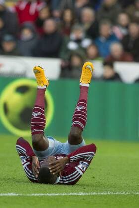 Aktuell Fußball, England, Premier League, Swansea City - West Ham United Football - 2014 2015 Premier League - Swansea City vs. West Ham United Enner Valencia of West Ham holds his head while on his back after missing a chance at The Liberty Stadium. COLORSPORT WINSTON BYNORTH 