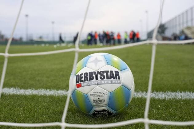 Derbystar Fussbal hinter einem Tornetz Chemnitzer FC, Trainingslager in Belek, Fussball, 10.01.2015 , EP_JSE