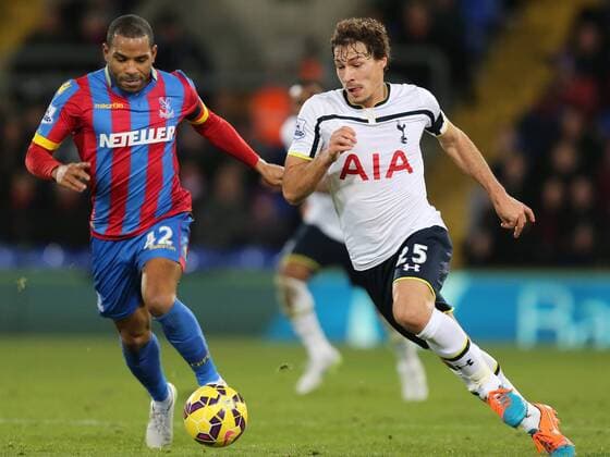 Aktuell FuÃŸball, England, Premier League, Crystal Palace - Tottenham Hotspur 11.01.2015. London, England. Barclays Premier League. Crystal Palace versus Tottenham Hotspur. Jason Puncheon and Benjamin Stambouli chase the loose ball xJasonxHearnx  ActionPlus11588379