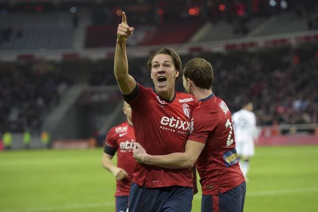 joie de Michael Frey (losc) apres son but dans les bras de Nolan ROUX (lille) FOOTBALL : Lille OSC vs SM Caen - L1 - 10 01 2015 JBAutissier 
