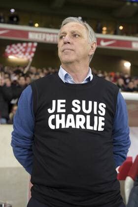 Schweigeminute in Erinnerung an die Opfer der Terroranschläge von Paris Rene Girard mit Je-suis-Charlie-T-Shirt (lille) - Frankreich, Ligue 1 - Lille OSC - 10 01 2015 JBAutissier Panoramic 
