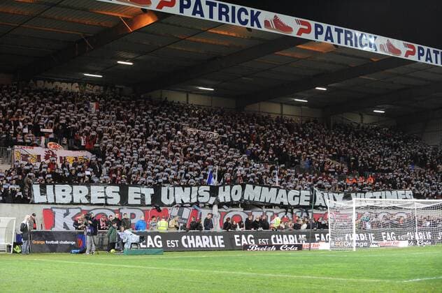 Fans EA Guingamp - Anteilnahme für die Opfer des Terroranschlags auf das Satiremagazin Charlie Hebdo - je suis charlie FOOTBALL - Ligue 1 - 10 01 2015 N.LeGouicFEP 
