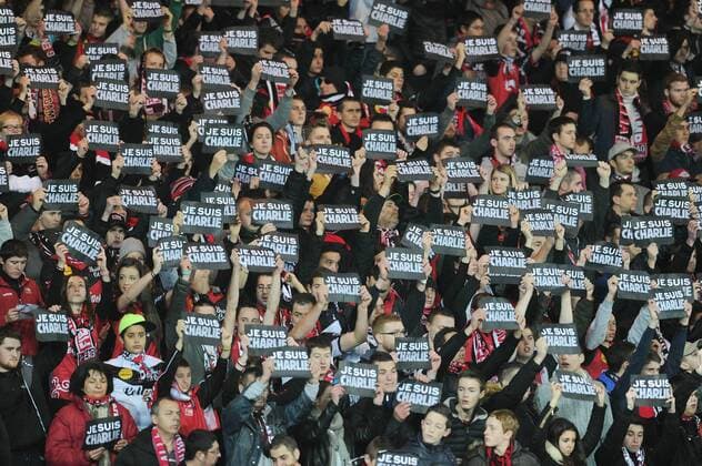 Fans EA Guingamp - Anteilnahme für die Opfer des Terroranschlags auf das Satiremagazin Charlie Hebdo - je suis charlie FOOTBALL - Ligue 1 - 10 01 2015 N.LeGouicFEP 