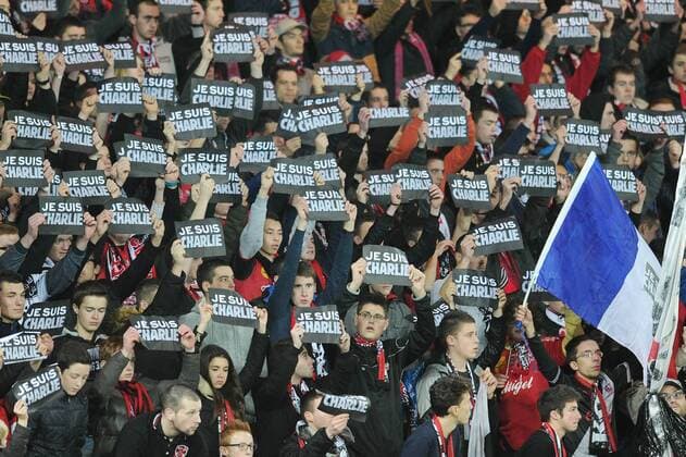 Fans EA Guingamp - Anteilnahme für die Opfer des Terroranschlags auf das Satiremagazin Charlie Hebdo - je suis charlie FOOTBALL - Ligue 1 - 10 01 2015 N.LeGouicFEP 