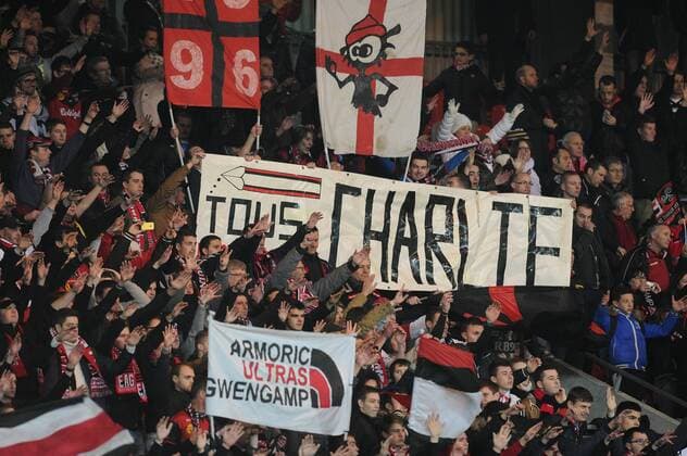 Fans EA Guingamp - Anteilnahme für die Opfer des Terroranschlags auf das Satiremagazin Charlie Hebdo - FOOTBALL : Guingamp vs Lens - Ligue 1 - 10 01 2015 N.LeGouicFEP 