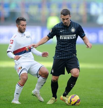 FUSSBALL INTERNATIONAL SERIE A SAISON 2014 2015 18. Spieltag Inter Mailand - CFC Genua 11.01.2015 Lukas Podolski (re, Inter Mailand) gegen Andrea Bertolacci (li, CFC Genua) 