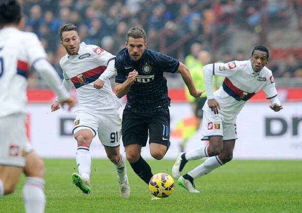 FUSSBALL INTERNATIONAL SERIE A SAISON 2014 2015 18. Spieltag Inter Mailand - CFC Genua 11.01.2015 Lukas Podolski (Mitte, Inter Mailand) gegen Andrea Bertolacci (li, CFC Genua) und Edenilson (re, CFC Genua) 