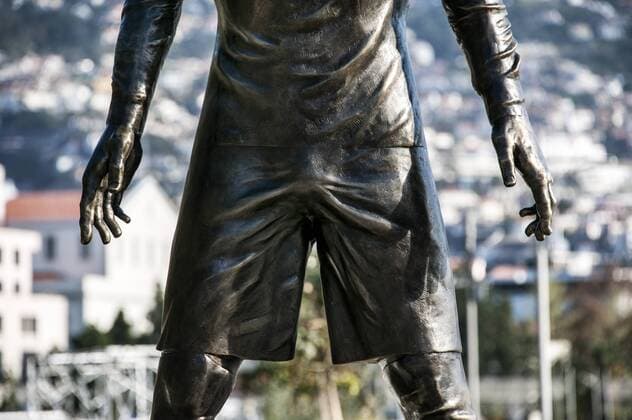 Fussball, pikantes Detail der Statue von Cristiano Ronaldo, CR7 (Real Madrid) im Hafen seiner Heimat Funchal, Madeira.