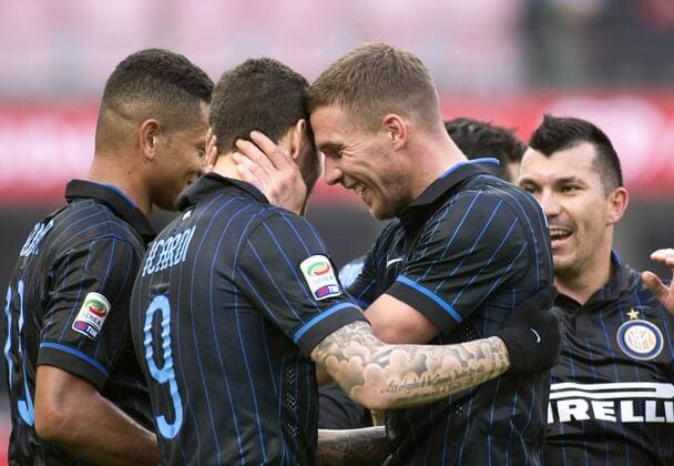 PODOLSKI Lukas Team Inter Mailand jubelt mit Torschuetzen ICARDI Italienische Fussball Liga serie A Inter-Genua 3 : 1 mit Lukas Podolski am 11.Januar 2015 im Meazza Stadion in Mailand 