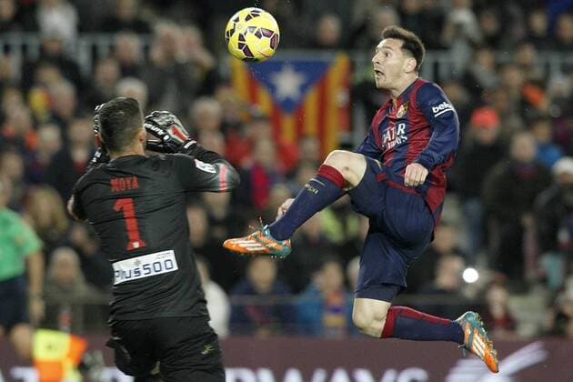 Aktuell Fußball, Spanien, Primera Division, FC Barcelona - Atletico Madrid FC Barcelona Barca s Leo Messi (r) and Atletico de Madrid s Miguel Angel Moya during La Liga match.January 11,2015.  (20150111100)