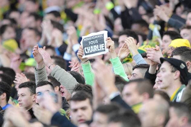 Aktuell Fußball, Frankreich, Ligue 1, Solidarität mit den Opfern des Terroranschlags auf Charlie Hebdo in Nantes supporters Nantes Je suis Charlie message de soutien en hommage aux victimes des attentats au journal Charlie Hebdo FOOTBALL : Nantes vs Metz - Ligue 1 - 11 01 2015 N.LeGouic FEP Panoramic 