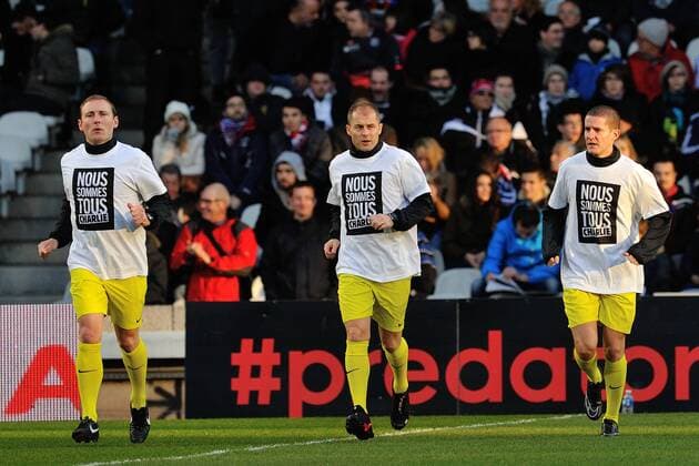 Aktuell Fußball, Frankreich, Solidarität mit den Opfern des Terroranschlags auf Charlie Hebdo - Mickael Lamouche - Philippe Kalt - Julien Pacelli (referees) - Olympique Lyon vs FC Toulouse - Ligue 1 - 11 01 2015 FredericChambert 