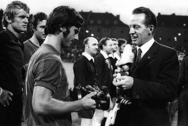 DFB-Pokal Achtelfinale, FC Bayern München - Jahn Regensburg: Gerd Müller (Bayern) erhält die Torjägerkanone