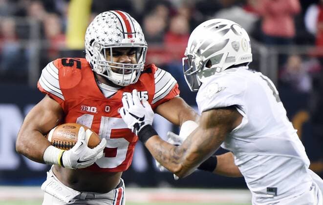 Ohio State Buckeyes Ezekiel Elliott runs with the football in the second half against the Oregon Ducks in the College Football Playoff National Championship, in Arlington, Texas on January 12, 2015.  DAL20150112134 IANxHALPERIN