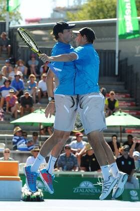13.01.2015. Auckland, New Zealand. Mike Bryan (R) and Bob Bryan (L) of the USA celebrate what they thought was them winning of the match, but the point was overruled by the umpire during their doubles match at the Heineken Open. ASB Tennis Centre, Auckland, New Zealand. Tuesday 13 January 2015. xChrisxSymesx  ActionPlus11588973