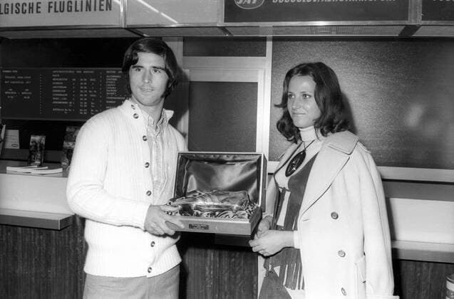 Gerd Müller (FC Bayern München) mit seiner Frau Uschi und dem Goldenen Schuh für den besten Torschützen aller europäischen Ligen 1970