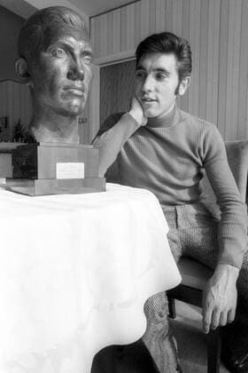 Eddy Merckx (Belgien) mit einer Büste von sich selbst