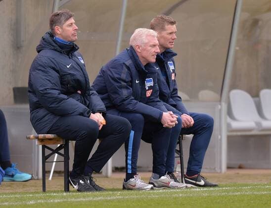 Fussball, Herren, Saison 2014 15, Testspiel, Hertha BSC - Energie Cottbus, v. l. Torwart-Trainer Richard Golz (Hertha), Co-Trainer Rob Reekers (Hertha BSC), Co-Trainer Markus Gellhaus (Hertha BSC), 16.01. 2015,