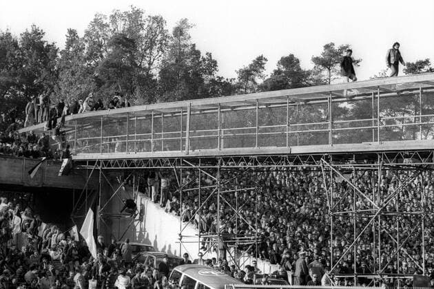 Zuschauermassen im Frankfurter Waldstadion zum Spiel der Eintracht gegen den FC Bayern München