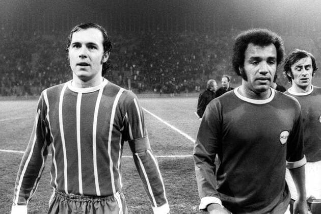 V.li.: Franz Beckenbauer (FC Bayern München), Erwin Kostedde und Josef Hickersberger (beide Kickers Offenbach)