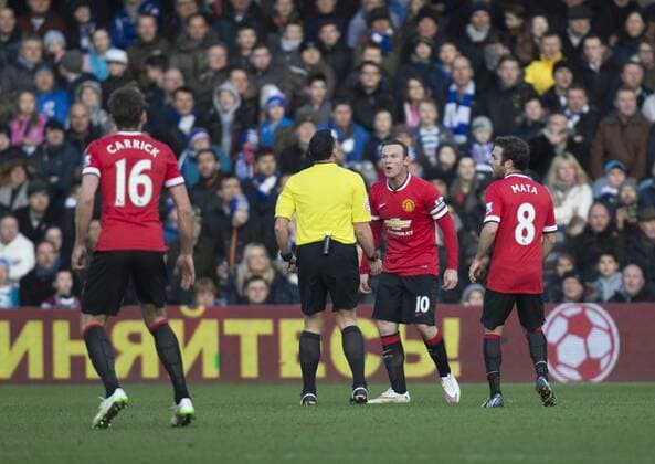 17.01.2015. London, England. Barclays Premier League. Queens Park Rangers versus Manchester United ManU Manchester United s Wayne Rooney has words with the referee. xNigelxCookex  ActionPlus11589982