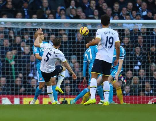 17.01.2015. London, England. Barclays Premier League. Tottenham Hotspur versus Sunderland. Tottenham Hotspur defender Jan Vertonghen (5) shoots on target and scores the first goal in the 3rd minute xChakirxDahmanix  ActionPlus11589940