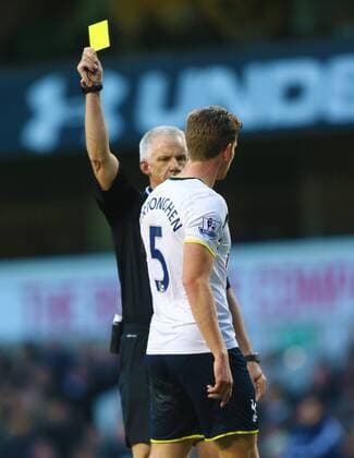 17.01.2015. London, England. Barclays Premier League. Tottenham Hotspur versus Sunderland. The Referee Chris FOY shows a yellow card to Tottenham Hotspur defender Jan Vertonghen for a foul outside the area xChakirxDahmanix  ActionPlus11589971