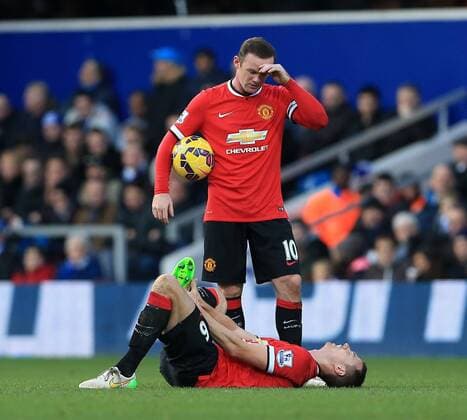 Manchester United ManU s Wayne Rooney watches an injured Jonny Evans Barclays Premier League - Queens Park Rangers vs Manchester United - Loftus Road - England - 17th January 2015 - Picture David Klein Sportimage EDITORIAL USE ONLY. No use with unauthorised audio, video, data, fixture lists, club league logos or live services. Online in-match use limited to 120 images, no video emulation. No use in betting, games or single club league player publications.