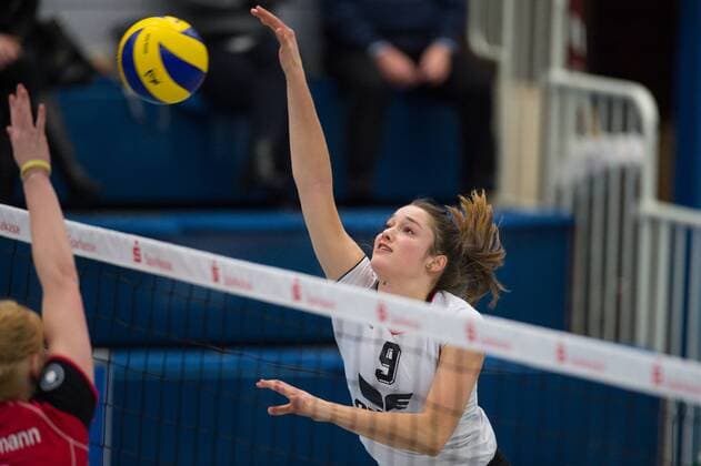 17.01.2015, Halle Berg Fidel, Muenster Volleyball, Bundesliga Frauen, USC Münster Muenster vs. VCO Berlin Angriff Lene Scheuschner ( 9 Berlin)