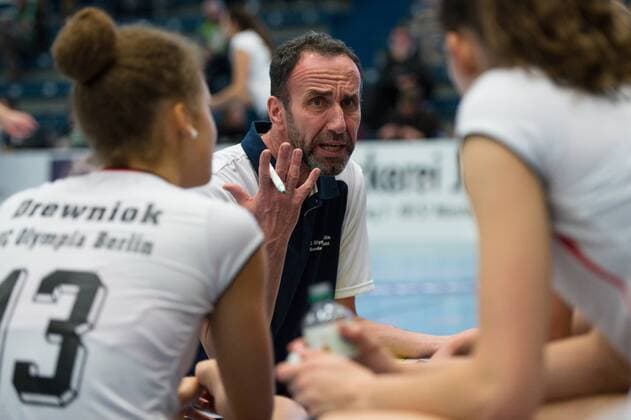 17.01.2015, Halle Berg Fidel, Muenster Volleyball, Bundesliga Frauen, USC Münster Muenster vs. VCO Berlin Auszeit Timeout Berlin - Jens Tietböhl Tietboehl (Trainer Coach Berlin)
