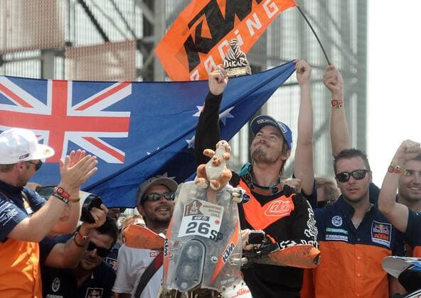 Aktuell Rallye Dakar - Siegerehrung in Buenos Aires 17-jan-2015 Australian pilot Toby Price (C) celebrates after winning the third place of the motorbikes category in the Dakar Rally 2015 at the Tecnopolis Center in Buenos Aires, capital of Argentina, Jan. 17, 2015. Str) (SP)ARGENTINA-BUENOS AIRES-RACING-DAKAR e ALBERTOxRAGGIO 
