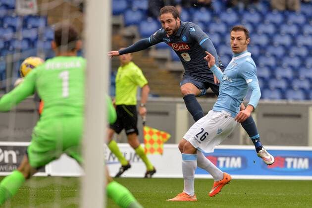 Aktuell Fußball, Italien, Serie A, Lazio Rom - SSC Neapel Gonzalo Higuain Napoli. Goal celebrations. Roma 18-01-2015 Stadio Olimpico. Football Calcio 2014 2015 Serie A. Lazio Rom vs SSC Neapel AntoniettaxBaldassarre