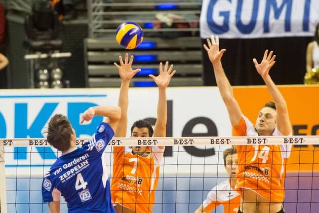 18.01.2015, xfrx, Volleyball 1.Bundesliga BR Volleys Berlin - VFB Friedrichshafen, v.l. Maarten van Garderen (VfB Friedrichshafen),Kawika Shiji (Berlin Recycling),Tomas Kmet (Berlin Recycling)