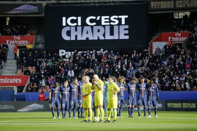 ICI C EST CHARLIE, 1 minute d applaudissments suite aux attentats contre Charlie Hebdo et la communaute juive (Hyper Casher), slogan diffuse sur ecrans du Parc des Princes en presence des deux equipes de football. FOOTBALL : Paris st Germain vs Evian Thonon Gaillard - Ligue 1 - 18 01 2015 StephaneAllaman 