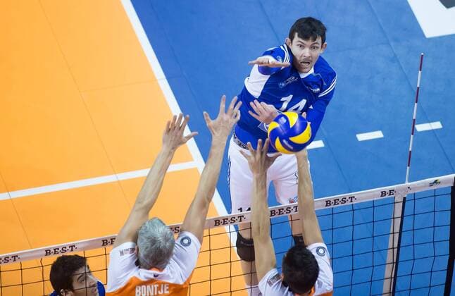 Berlin, Deutschland, 18.01.2015: DVL Volleyball Bundesliga Saison 2014 2015 - BR Volleys - VfB Friedrichshafen. Baptiste Geiler (Friedrichshafen 14) gegen den Block aus Rob Bontje (BR Volleys 17), Kawika Shoji (BR Volleys 7)