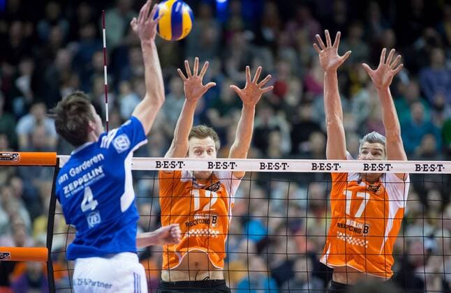 Berlin, Deutschland, 18.01.2015: DVL Volleyball Bundesliga Saison 2014 2015 - BR Volleys - VfB Friedrichshafen. Maarten van Garderen (Friedrichshafen 4) gegen den Block aus Paul Carroll (BR Volleys 12), Rob Bontje (BR Volleys 17)