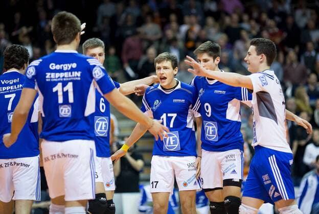 Berlin, Deutschland, 18.01.2015: DVL Volleyball Bundesliga Saison 2014 2015 - BR Volleys - VfB Friedrichshafen. Jubel Friedrichshafen v.li. Nicholas Vogel (Friedrichshafen 7), Roland Gergye (Friedrichshafen 11), Michal Finger (Friedrichshafen 6), Jan Zimmermann (Friedrichshafen 17), Moritz Reichert (Friedrichshafen 9), Jenia Grebennikov (Friedrichshafen 10)