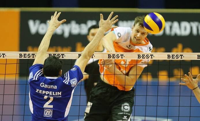 Robert Kromm (BR Volleys), hinten, vorne Maximiliano Gauna (Friedrichshafen), BR Volleys Berlin - VfB Friedrichshafen Deutsche Volleyball Liga, Bundesliga, Saison 2014 2015, Herren, Männer, Männer, men, Volleyball, Deutschland, Germany, Max-Schmeling-Halle Berlin, 18.1.2015