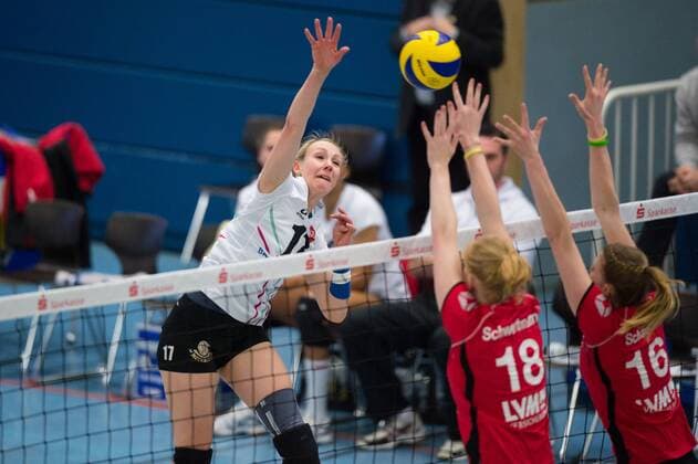 18.01.2015, Halle Berg Fidel, Muenster Volleyball, Bundesliga Frauen, USC Münster Muenster vs. Köpenicker Koepenicker SC Angriff Pia Riedel ( 17 Koepenick) - Block Doppelblock Leonie Schwertmann ( 18 Muenster), Julia Schaefer ( 16 Muenster)