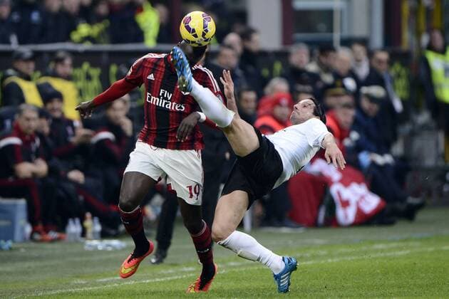 Fallo di Cristiano Del Grosso Atalanta su M Baye Niang Milan - Mailand, Italien - Fussball, Serie A - AC Mailand vs. Atalanta Bergamo - giuseppexceleste