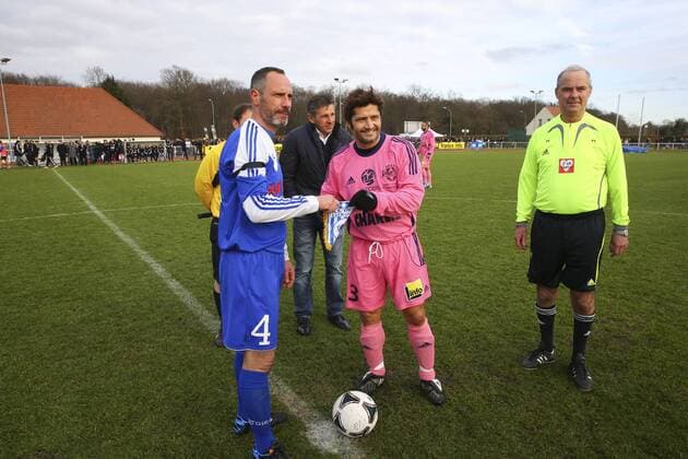 Bixente Lizarazu et Claude Puel ( coup d envoi ) Joel Quiniou ( arbitre ) NEWS : Varietes Club de France est Charlie vs Orry la Ville - Benefizspiel zu Ehren der Opfer der Terroranschläge von Paris - 18 01 2015 - GwendolineLeGoff 