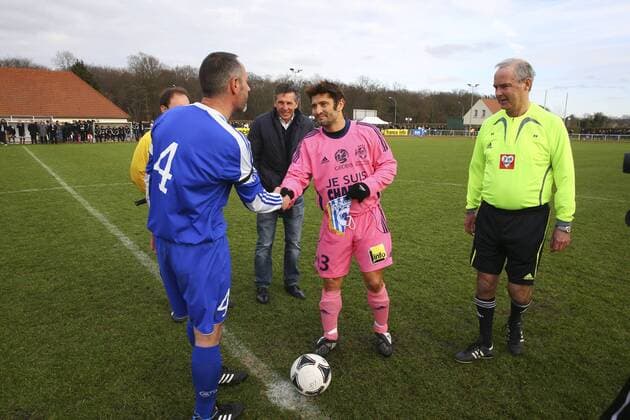 Bixente Lizarazu et Claude Puel ( coup d envoi ) Joel Quiniou ( arbitre ) NEWS : Varietes Club de France est Charlie vs Orry la Ville - Benefizspiel zu Ehren der Opfer der Terroranschläge von Paris - 18 01 2015 - GwendolineLeGoff 