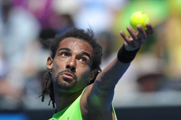 19.01.2015 Australian Open Tennis from Melbourne Park. Dustin Brown of Germany prepares to serve in his match on day one of the 2015 Australian Open at Melbourne Park, Melbourne, Australia. xEssixLimx  ActionPlus11590735