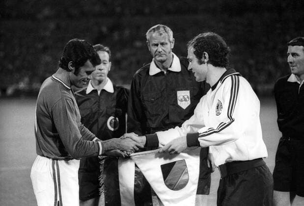 Franz Beckenbauer (BR Deutschland) und Gustavo Pena (Mexiko) - Shake Hands und Wimpeltausch, dahinter FIFA Schiedsrichter Bertil Lööw (Schweden) und seine Linienrichter