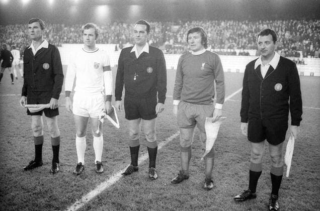 Schiedsrichter Sergio Gonella (Italien) zwischen Franz Beckenbauer (FC Bayern München) und Tommy Smith (FC Liverpool)