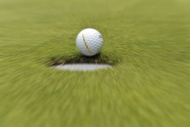 Golfball rollt ins Loch, Hua Hin, Thailand, Asien, 20.07.2014 