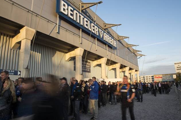 Fußball, Stadiongeschichte SC Paderborn die Benteler Arena in Paderborn, Aussenansicht, Fans stehen schlange für den Eintritt, dahinter ein Finke Möbelhaus (von Präsident Wilfried Finke), , Randmotiv, Fussball 1. Bundesliga, 10.Spieltag, SC Paderborn 07 (PB) - am 02.11.2014 in Paderborn Deutschland.