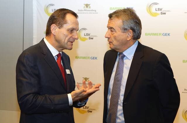 Stuttgart , Trainerpreisverleihung LSV Trainerpreis 2014 Baden- Württemberg 2014 , von links: Alfons Hörmann ( DOSB Präsident ) Wolfgang Niersbach ( DFB Präsident )
