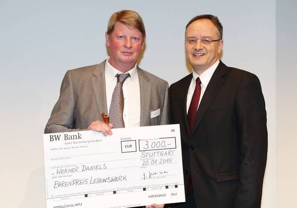 Stuttgart , Trainerpreisverleihung LSV Trainerpreis 2014 Baden- Württemberg , Werner Daniels ( links ) bekommt den Ehrenpreis Lebenswerk überreicht von Minister Andreas Stoch ( rechts Minister für Kultus , Jugend und Baden - Württemberg )